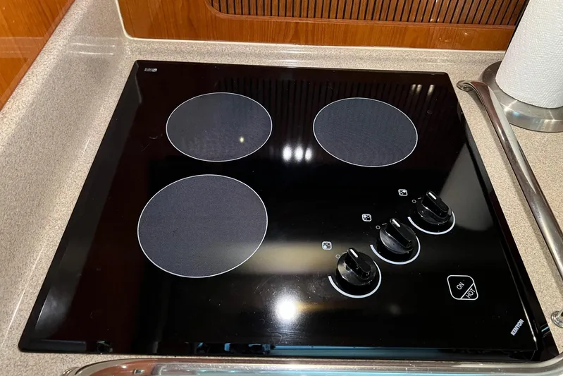  Yacht Photos Pics Stovetop in 2000 Sea Ray 400 Sedan Bridge yacht kitchen.