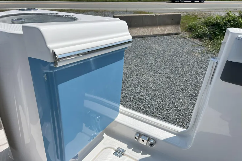  Yacht Photos Pics 2026 Robalo R257 Dual Console boat detail, featuring sleek design and modern features.