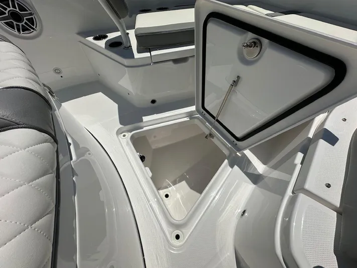  Yacht Photos Pics 2025 Everglades 315 Cc - Image 6