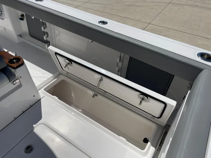  Yacht Photos Pics 2025 Everglades 315 Cc - Image 10