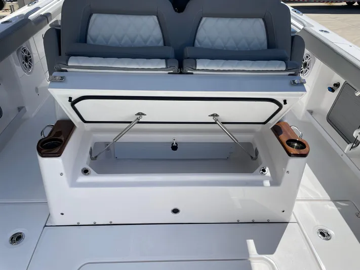  Yacht Photos Pics 2025 Everglades 315 Cc - Image 8