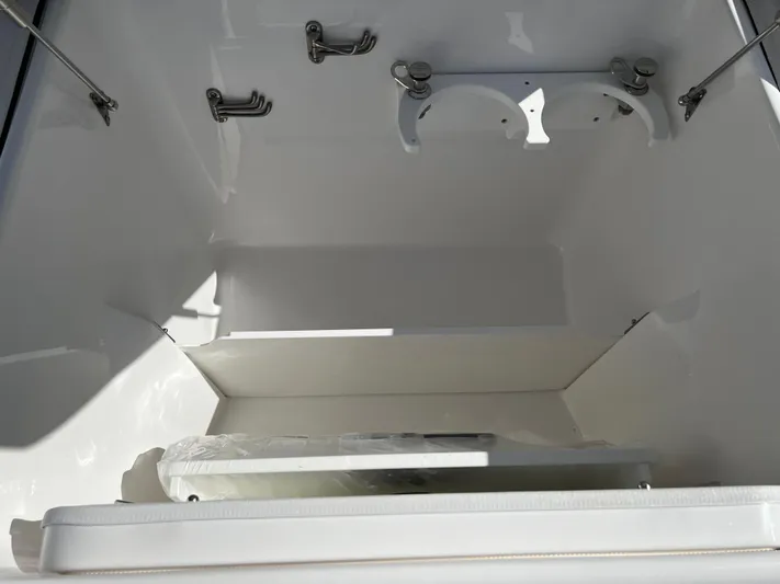  Yacht Photos Pics 2025 Everglades 315 Cc - Image 7