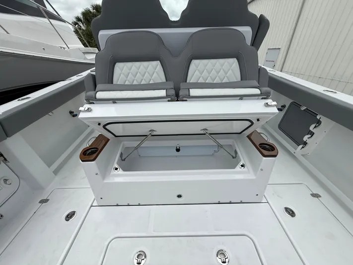  Yacht Photos Pics 2025 Everglades 315 Cc - Image 9