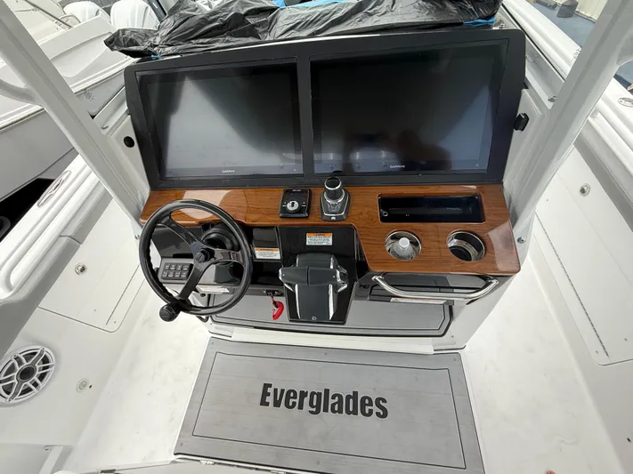  Yacht Photos Pics 2025 Everglades 315 Cc - Image 2