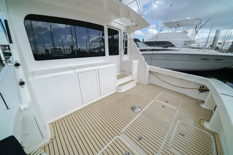 Bad Habits Yacht Photos Pics 2007 Viking 45 Convertible yacht deck with sleek design and spacious layout.
