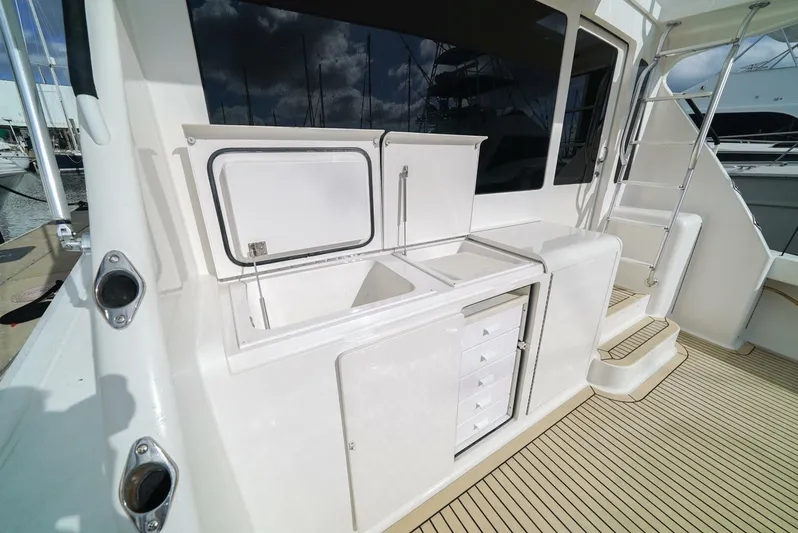 Bad Habits Yacht Photos Pics 2007 Viking 45 Convertible yacht deck with storage and sink area.