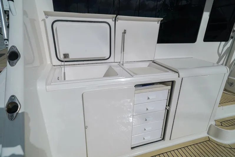 Bad Habits Yacht Photos Pics 2007 Viking 45 Convertible yacht deck with storage and sink area.