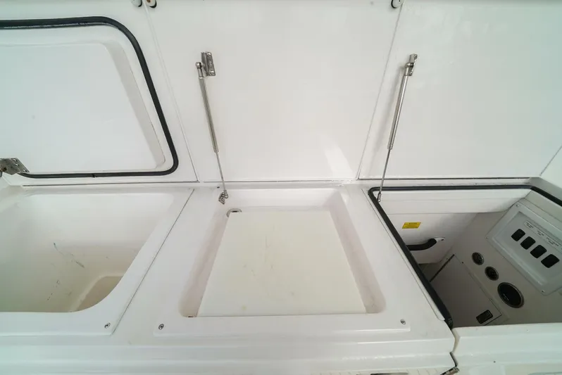 Bad Habits Yacht Photos Pics 2007 Viking 45 Convertible yacht storage compartments and control panel.