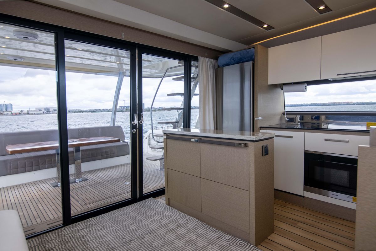 2018 Prestige 68 