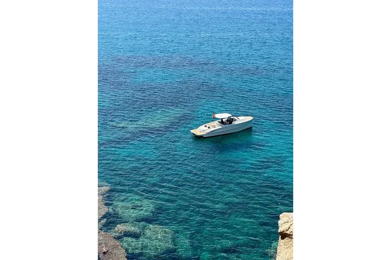 Esimar Yacht Photos Pics 2023 Solaris Power 40 Open yacht on clear blue sea.