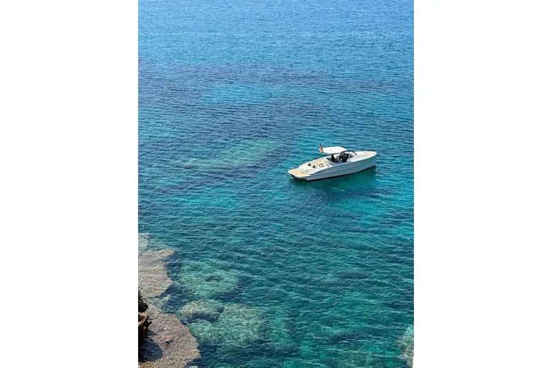 Esimar Yacht Photos Pics 2023 Solaris Power 40 Open yacht on clear blue ocean waters.