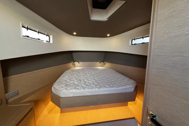 Esimar Yacht Photos Pics Luxurious cabin interior of 2023 Solaris Power 40 Open yacht with cozy bed.