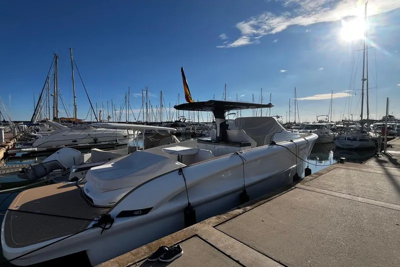Esimar Yacht Photos Pics 2023 Solaris Power 40 Open yacht docked in a sunny marina.