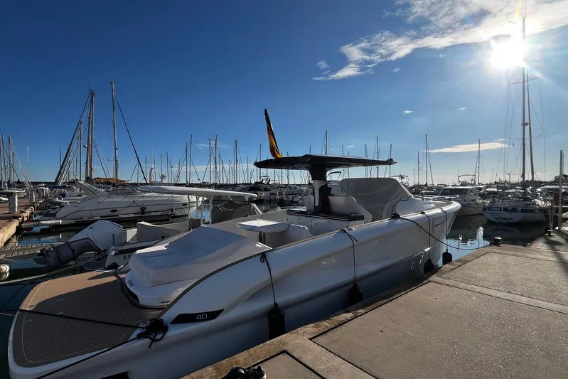 Esimar Yacht Photos Pics 2023 Solaris Power 40 Open yacht docked in a sunny marina.