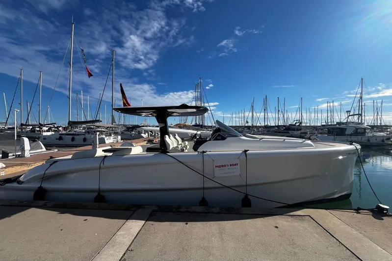 Esimar Yacht Photos Pics 2023 Solaris Power 40 Open yacht docked in a marina under a clear blue sky.