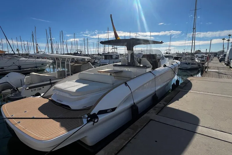 Esimar Yacht Photos Pics 2023 Solaris Power 40 Open yacht docked in a sunny marina.