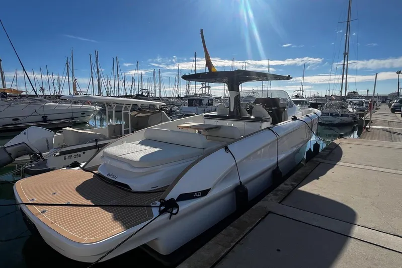 Esimar Yacht Photos Pics 2023 Solaris Power 40 Open yacht docked in a sunny marina.
