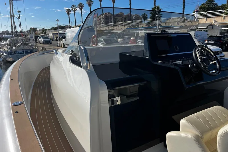 Esimar Yacht Photos Pics 2023 Solaris Power 40 Open yacht with sleek design and modern cockpit.