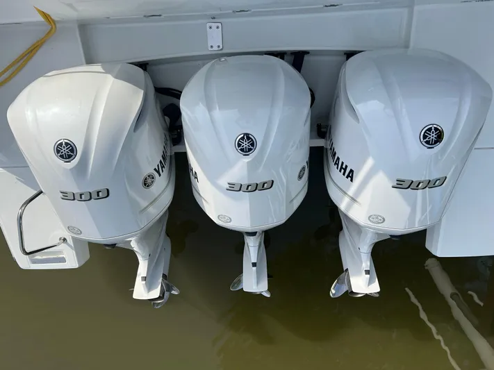  Yacht Photos Pics Triple Yamaha 300 outboard engines on a 2021 Jeanneau Leader 12.5 WA boat.