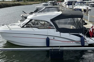 2017 Beneteau Antares 7