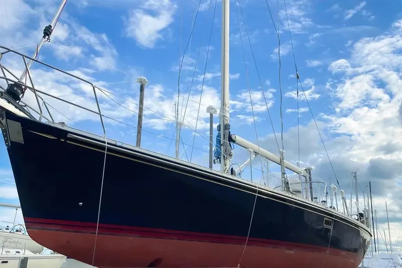 Violina Yacht Photos Pics Sailboat Hylas 54, 1999 model, docked under a vibrant blue sky.