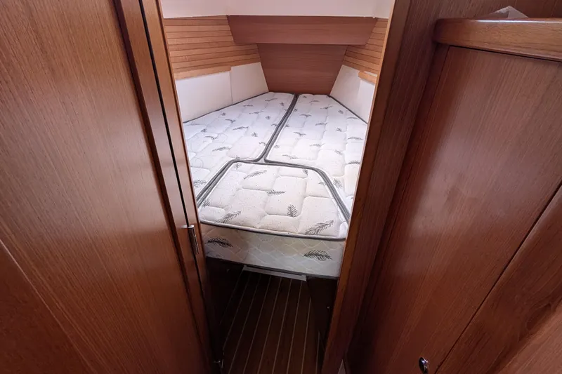 Uno Mas Yacht Photos Pics 2021 Catalina 315 yacht cabin with wooden interior and comfortable mattress.