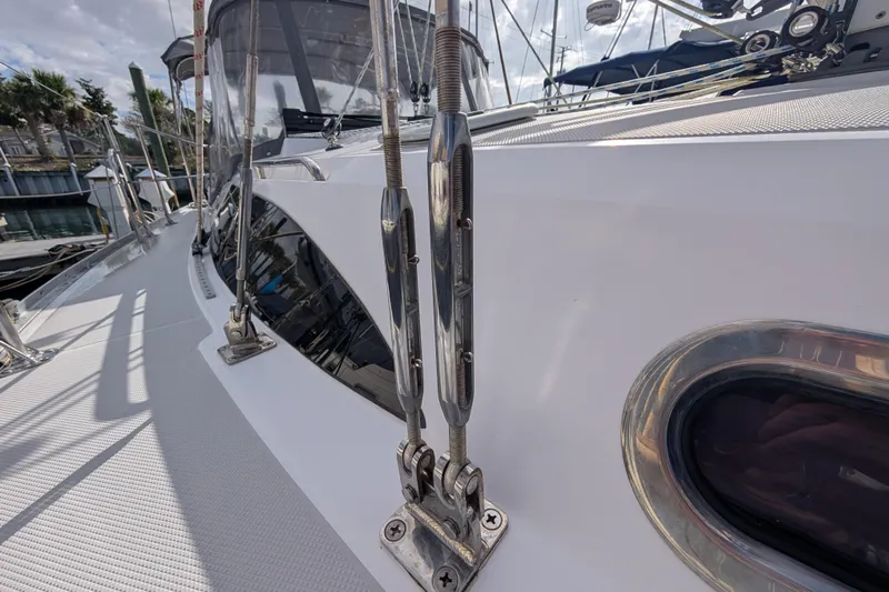 Uno Mas Yacht Photos Pics Close-up of 2021 Catalina 315 yacht deck with rigging and window details.