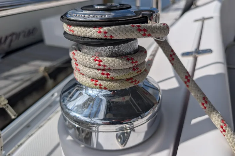 Uno Mas Yacht Photos Pics Close-up of a Catalina 315 sailboat winch with rope, 2021 model.