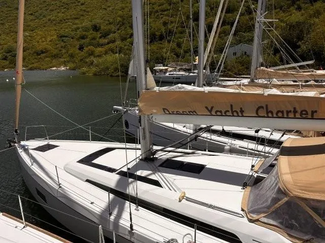 Modrian Yacht Photos Pics Oceanis 51.1