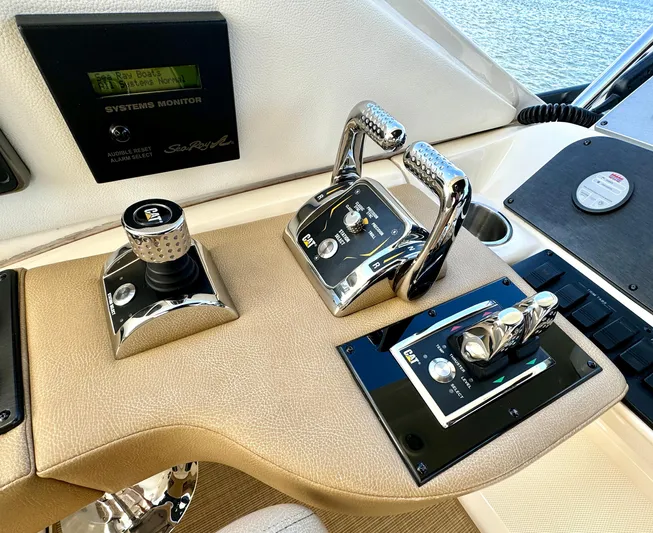 Kimberlee Dawn Yacht Photos Pics CAT Three60 JoyStick System, CAT Controls & CAT Bow & Stern Thrusters