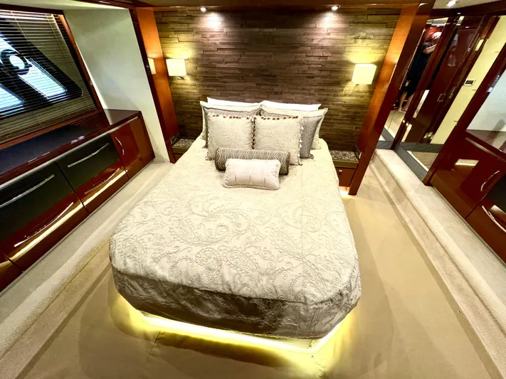 Kimberlee Dawn Yacht Photos Pics Master StateRoom - Full Beam