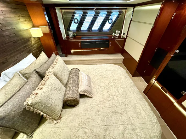 Kimberlee Dawn Yacht Photos Pics Master StateRoom - Port Side