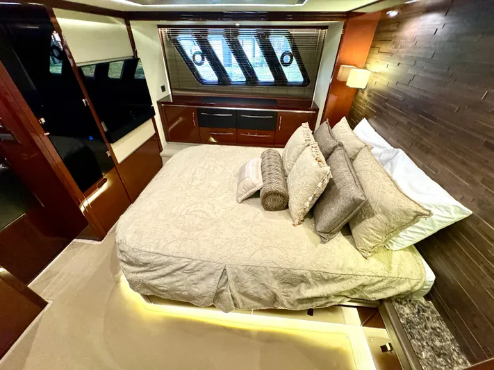 Kimberlee Dawn Yacht Photos Pics Master StateRoom - Strb. Side