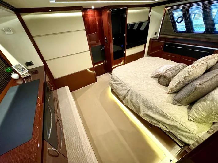 Kimberlee Dawn Yacht Photos Pics Master StateRoom - Forward