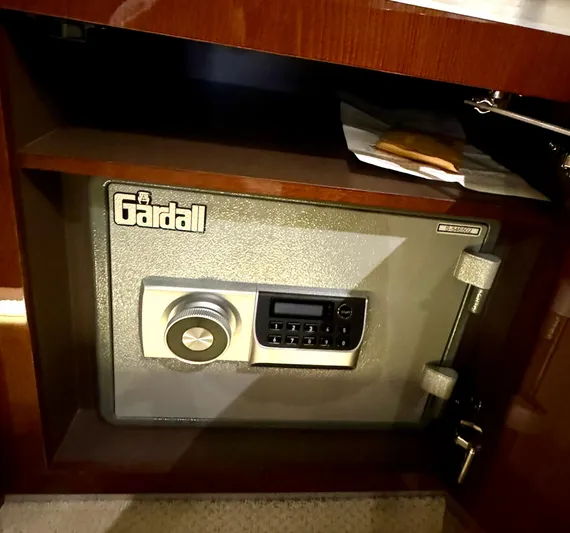 Kimberlee Dawn Yacht Photos Pics Safe - Master StateRoom