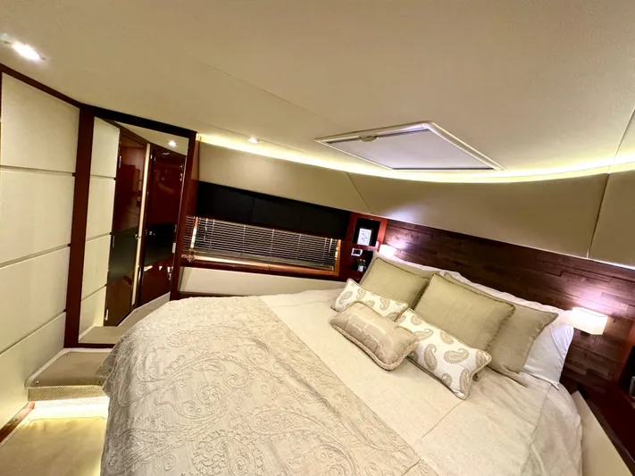 Kimberlee Dawn Yacht Photos Pics VIP StateRoom - Port Side