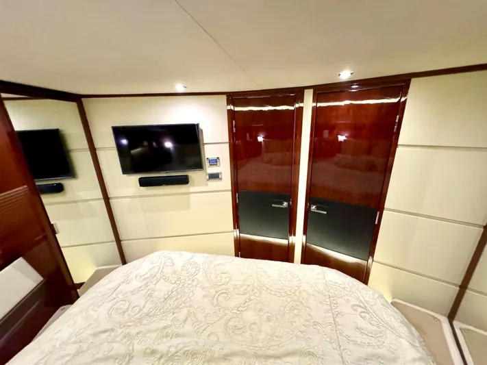 Kimberlee Dawn Yacht Photos Pics VIP StateRoom - Looking Aft