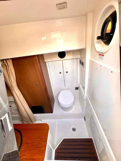 Kimberlee Dawn Yacht Photos Pics Crew Quarters - Head