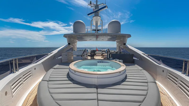 Tc Yacht Photos Pics Skydeck Jacuzzi