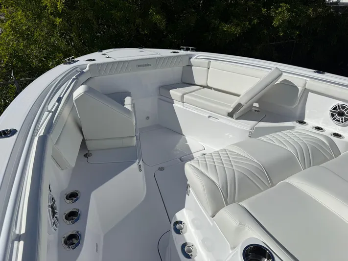  Yacht Photos Pics 2025 EVERGLADES 395 CC - Image 26