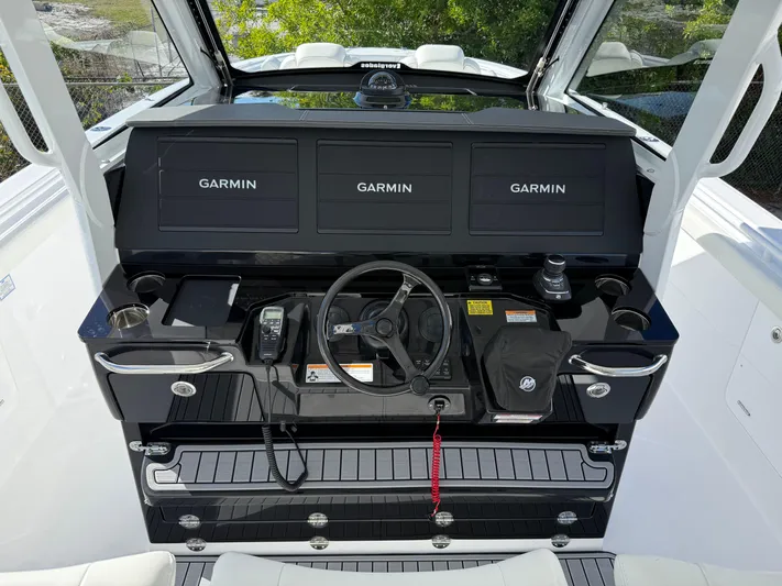  Yacht Photos Pics 2025 EVERGLADES 395 CC - Image 15