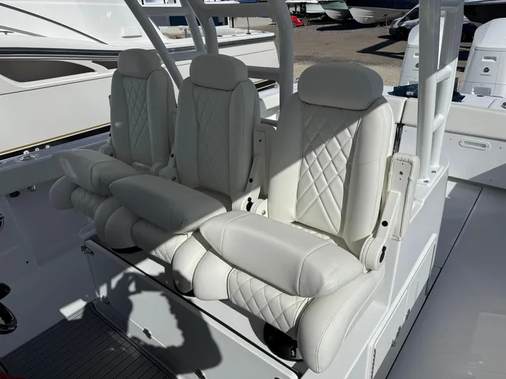  Yacht Photos Pics 2025 EVERGLADES 395 CC - Image 18