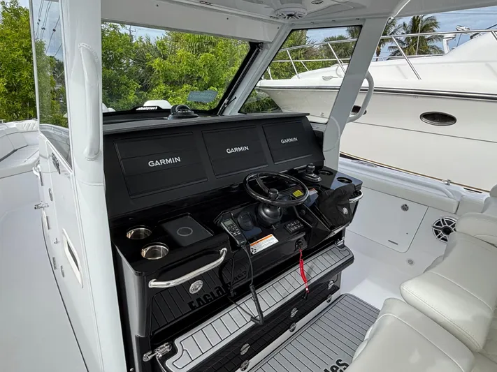  Yacht Photos Pics 2025 EVERGLADES 395 CC - Image 16