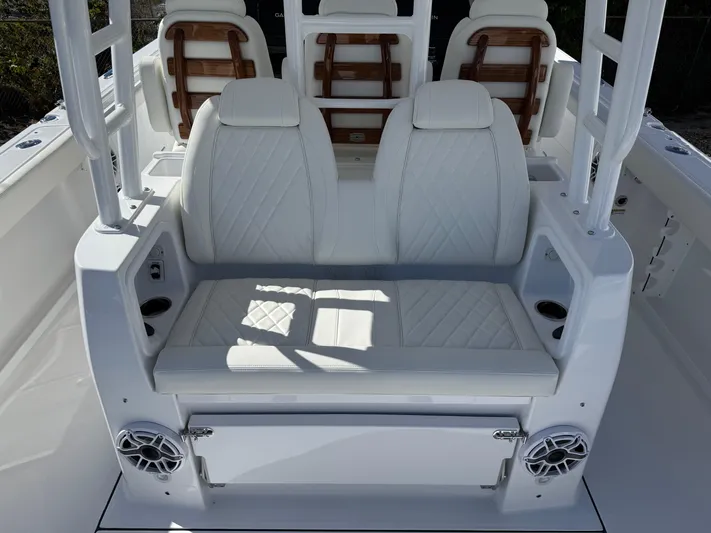  Yacht Photos Pics 2025 EVERGLADES 395 CC - Image 21