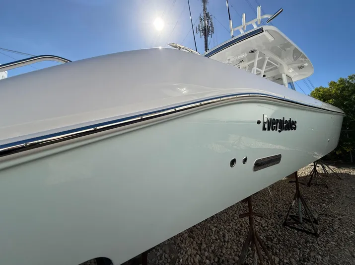  Yacht Photos Pics 2025 EVERGLADES 395 CC - Image 13