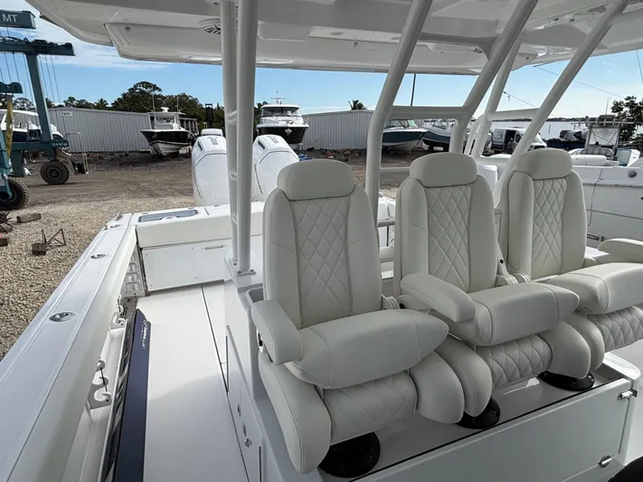  Yacht Photos Pics 2025 EVERGLADES 395 CC - Image 17