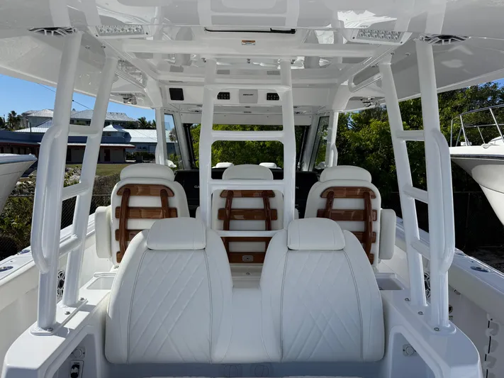  Yacht Photos Pics 2025 EVERGLADES 395 CC - Image 20