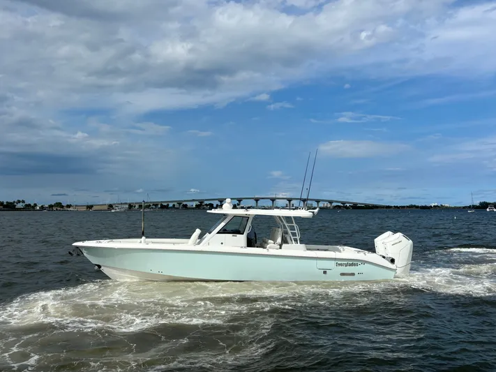  Yacht Photos Pics 2025 EVERGLADES 395 CC - Image 7