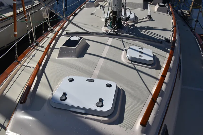Shibumi Yacht Photos Pics 1995 Island Packet 37 sailboat deck with hatches and wooden handrails.