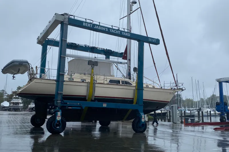Sweet Dream Yacht Photos Pics 2005 Island Packet 485 sailboat in yacht yard lift at Bert Jabin's.